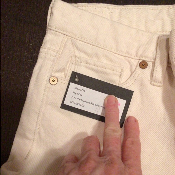 NEW! HP! π₯° Blank NYC Ecru Cropped jean - Picture 6 of 7